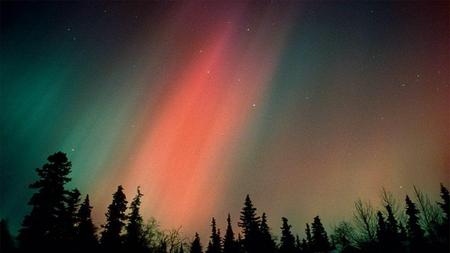 Les aurores Les aurores se produisent dans la haute atmosphère. Les aurores vues de la station spatiale internationale.