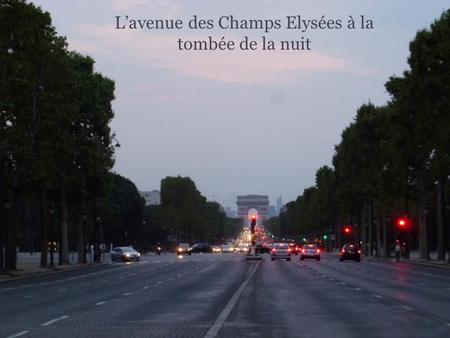 L’avenue des Champs Elysées à la tombée de la nuit.