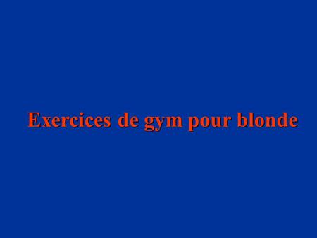 Exercices de gym pour blonde. Premier exercice: couchée, elle plie la jambe.
