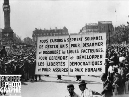 Document : Photographie du Serment du Front populaire Défilé du 14 juillet 1935 : naissance du Front populaire personnes défilent derrière L.