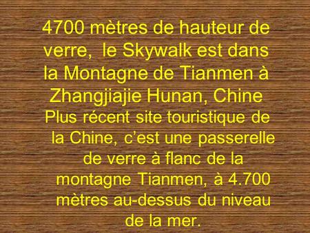 4700 mètres de hauteur de verre, le Skywalk est dans la Montagne de Tianmen à Zhangjiajie Hunan, Chine Plus récent site touristique de la Chine, c’est.
