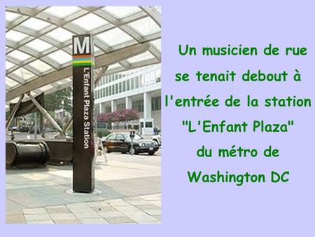 Un musicien de rue se tenait debout à l'entrée de la station L'Enfant Plaza du métro de Washington DC.