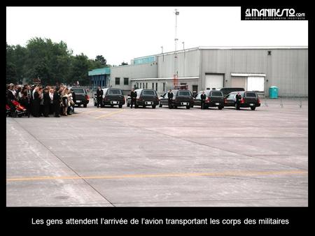 Les gens attendent larrivée de lavion transportant les corps des militaires.
