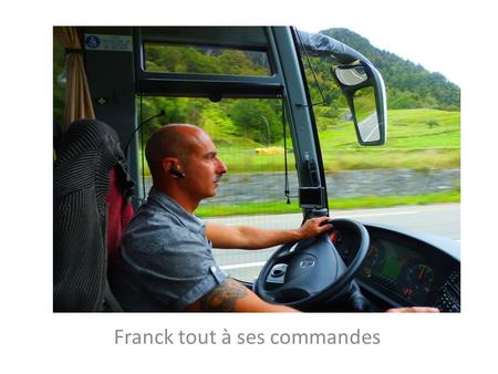 Franck tout à ses commandes. Tout le monde est admiratif des paysages.