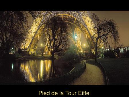 Pied de la Tour Eiffel.