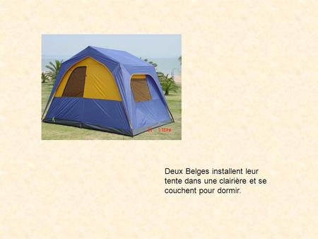 Deux Belges installent leur tente dans une clairière et se couchent pour dormir.