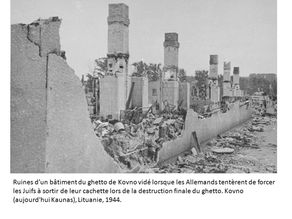 Ruines d’un bâtiment du ghetto de Kovno vidé lorsque les Allemands tentèrent de forcer les Juifs à sortir de leur cachette lors de la destruction finale du ghetto.