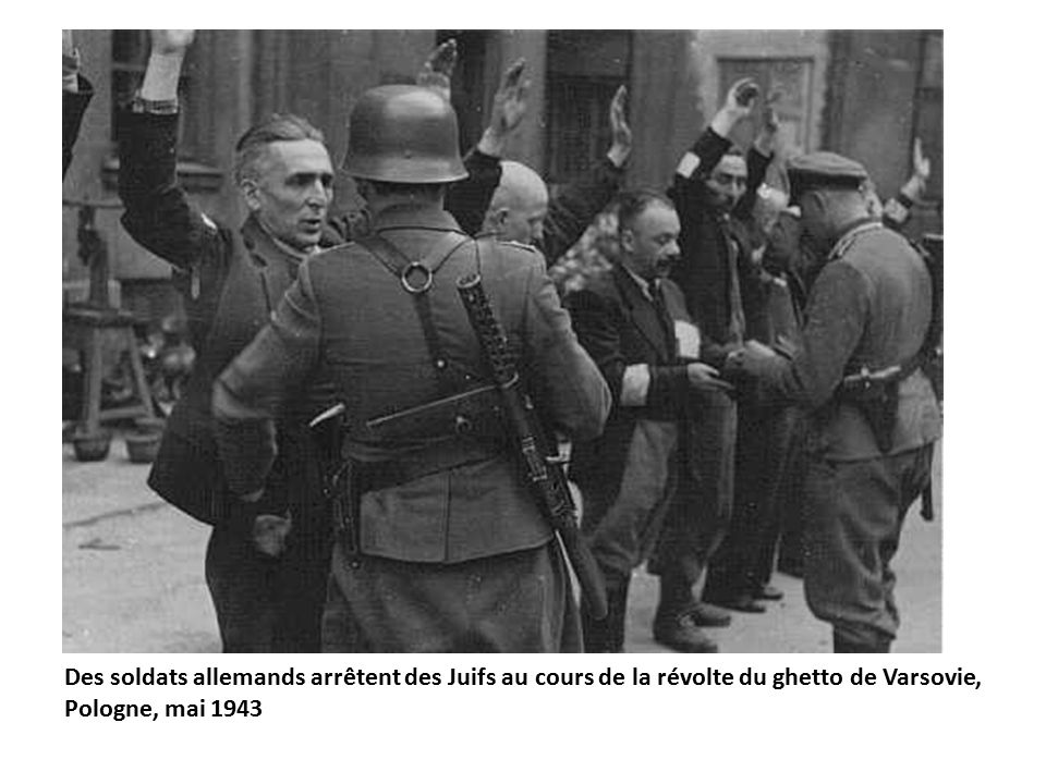Des soldats allemands arrêtent des Juifs au cours de la révolte du ghetto de Varsovie, Pologne, mai 1943