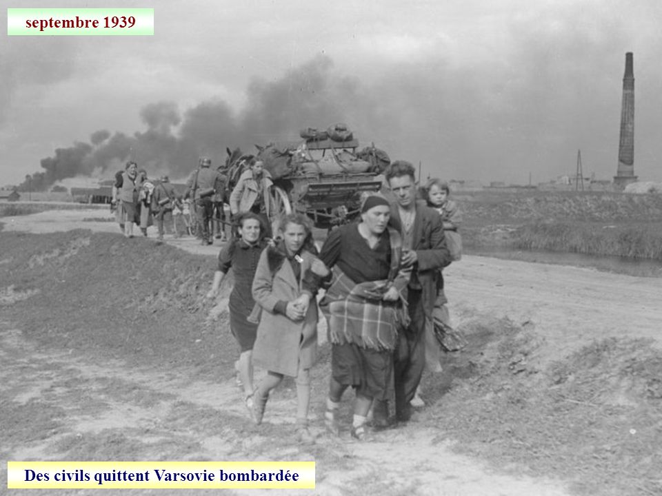 Des civils quittent Varsovie bombardée