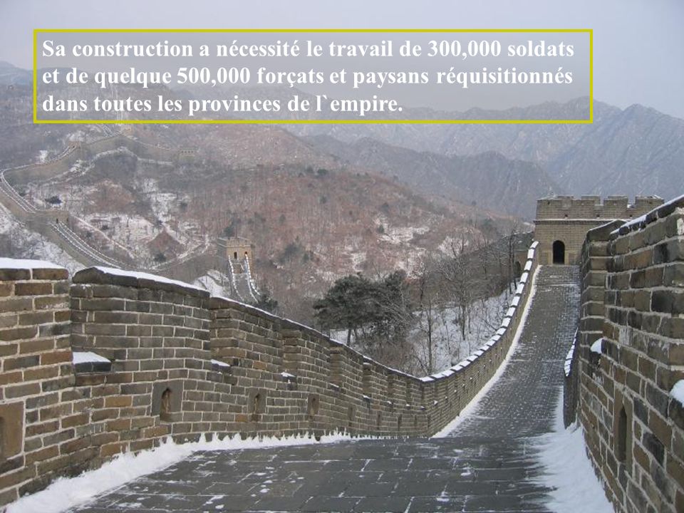 Sa construction a nécessité le travail de 300,000 soldats et de quelque 500,000 forçats et paysans réquisitionnés dans toutes les provinces de l`empire.