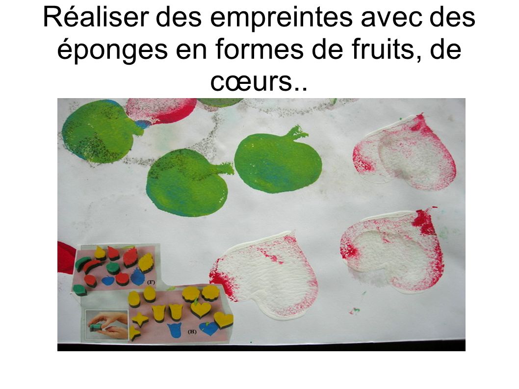 Réaliser des empreintes avec des éponges en formes de fruits, de cœurs..