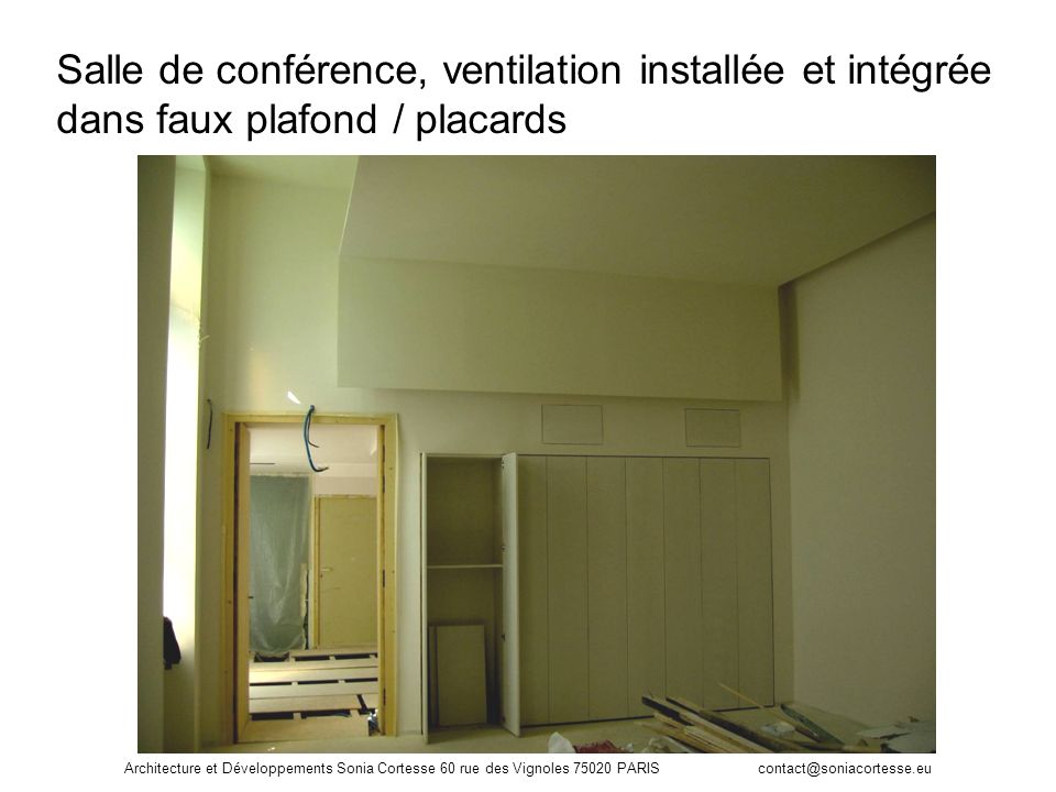Salle de conférence, ventilation installée et intégrée dans faux plafond / placards