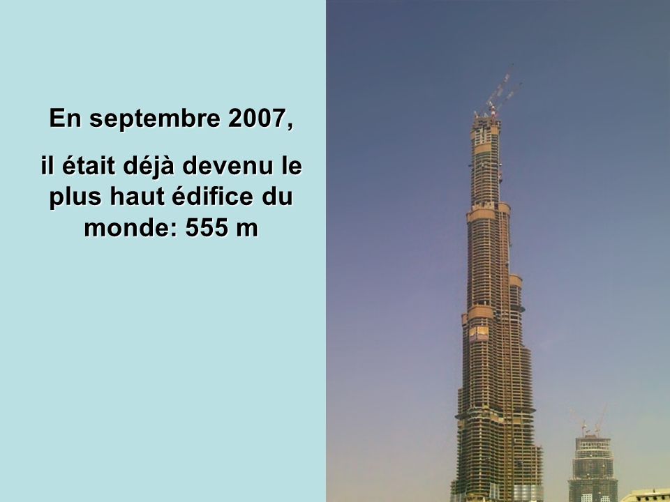 il était déjà devenu le plus haut édifice du monde: 555 m