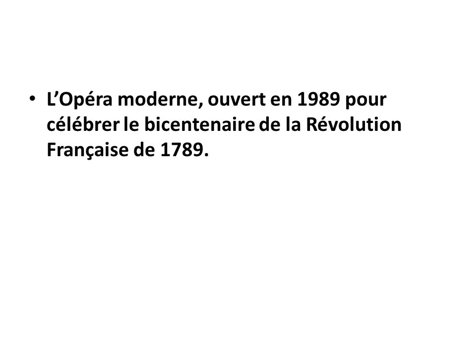 L’Opéra moderne, ouvert en 1989 pour célébrer le bicentenaire de la Révolution Française de 1789.