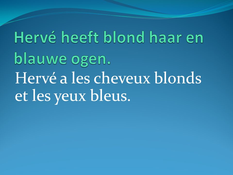 Hervé heeft blond haar en blauwe ogen.