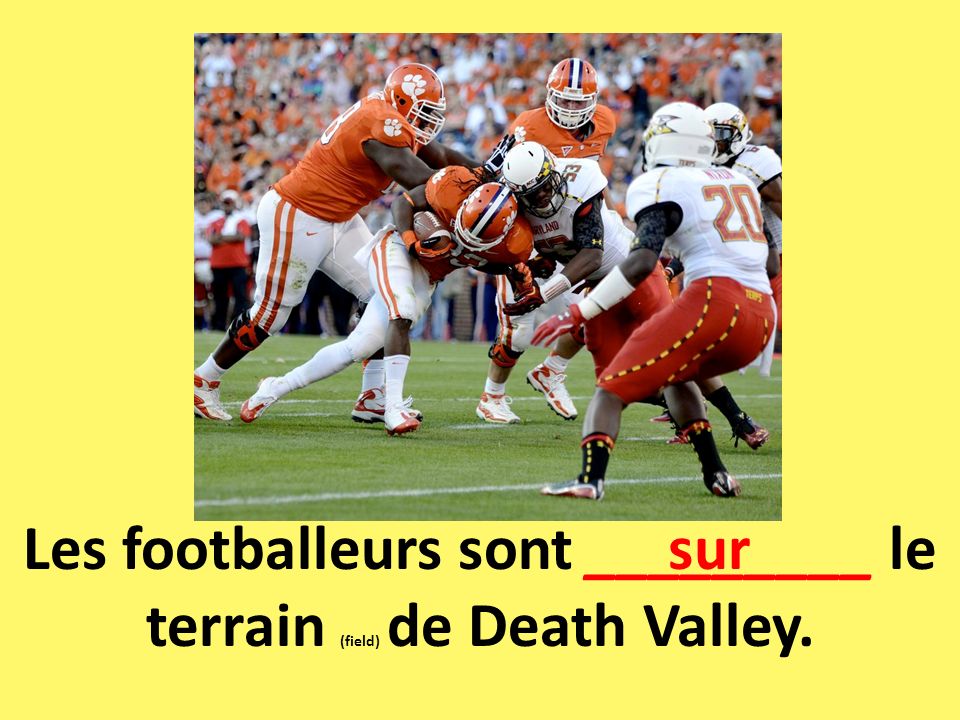 Les footballeurs sont _________ le terrain (field) de Death Valley.