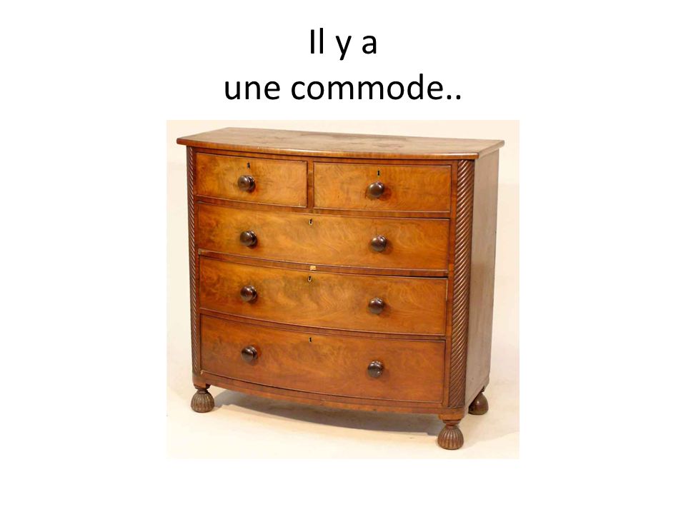 Il y a une commode..