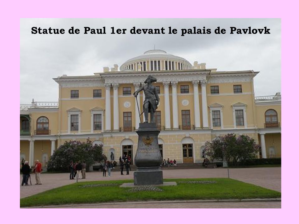 Statue de Paul 1er devant le palais de Pavlovk