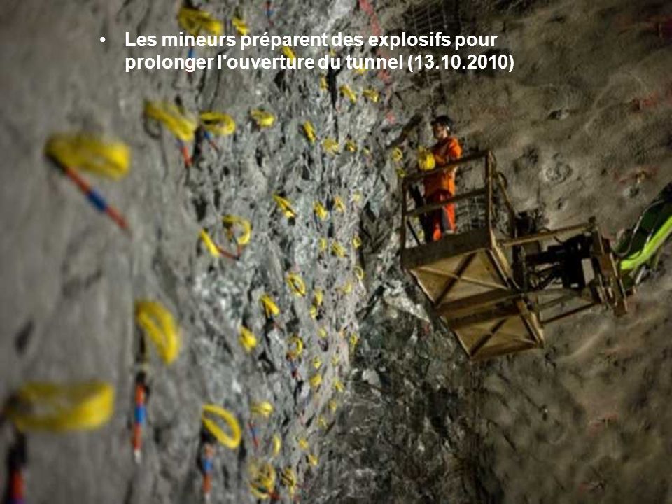 Les mineurs préparent des explosifs pour prolonger l ouverture du tunnel ( )