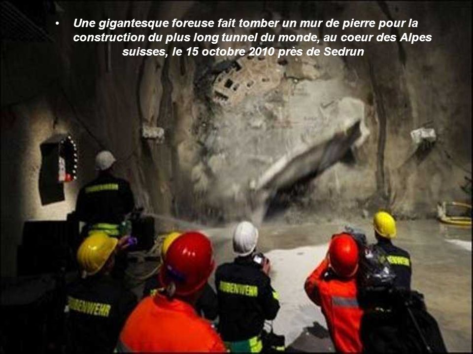 Une gigantesque foreuse fait tomber un mur de pierre pour la construction du plus long tunnel du monde, au coeur des Alpes suisses, le 15 octobre 2010 près de Sedrun