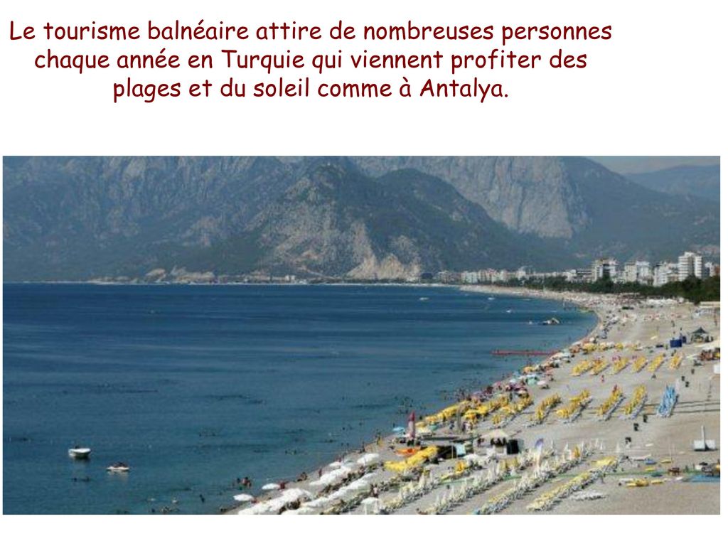 Le tourisme balnéaire attire de nombreuses personnes chaque année en Turquie qui viennent profiter des plages et du soleil comme à Antalya.