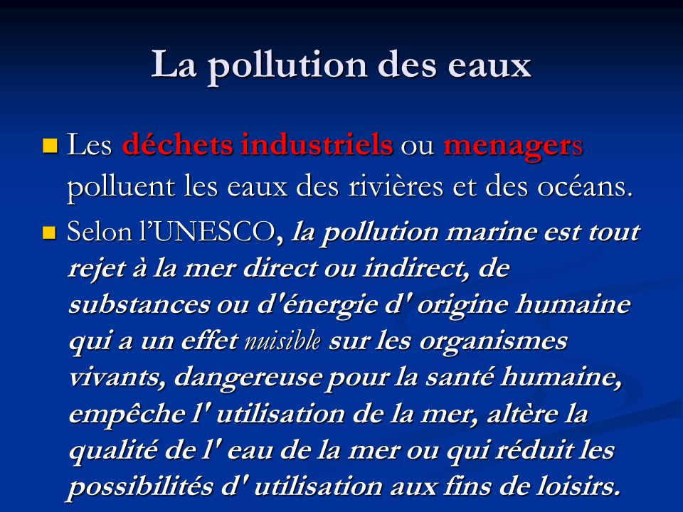 La pollution des eaux Les déchets industriels ou menagers polluent les eaux des rivières et des océans.
