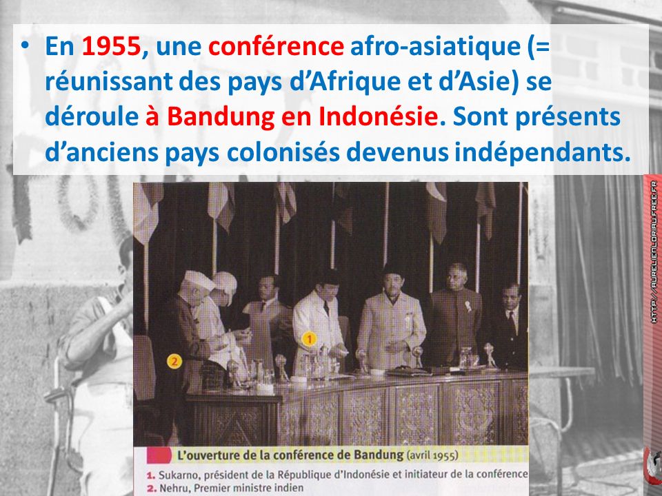 En 1955, une conférence afro-asiatique (= réunissant des pays d’Afrique et d’Asie) se déroule à Bandung en Indonésie.