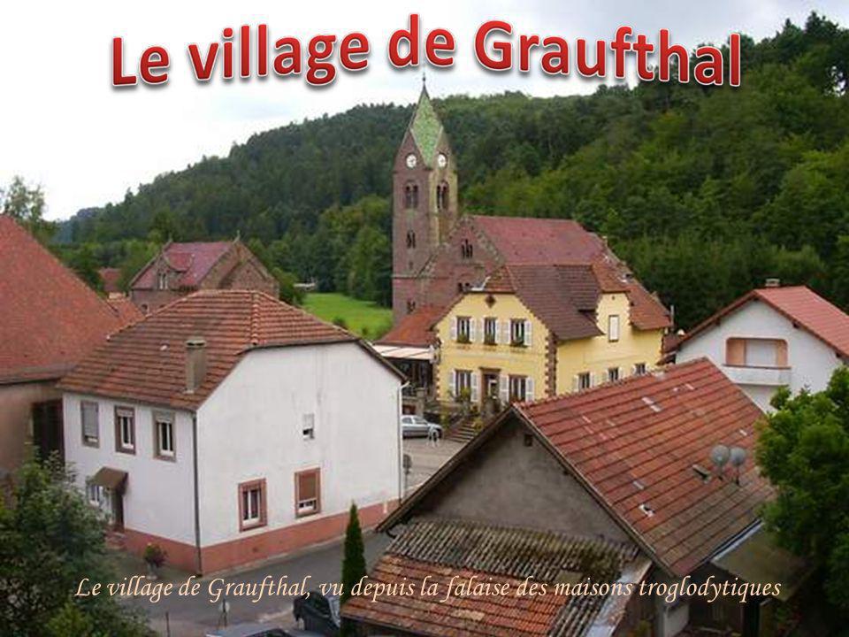 Le village de Graufthal, vu depuis la falaise des maisons troglodytiques