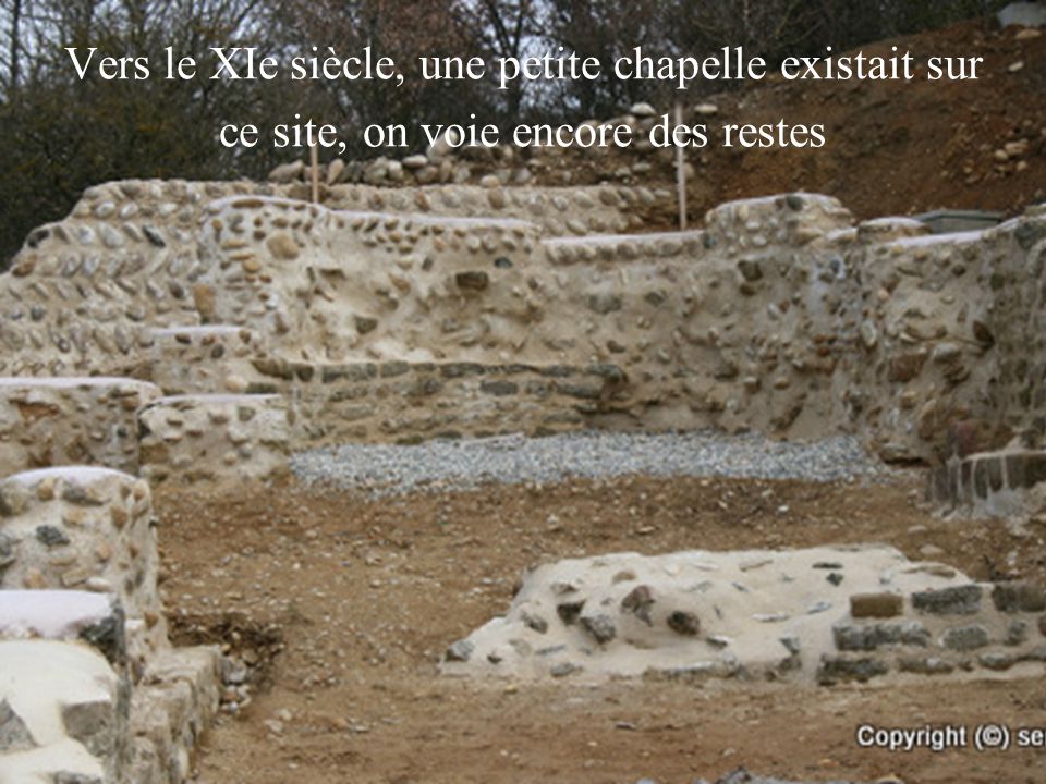 Vers le XIe siècle, une petite chapelle existait sur ce site, on voie encore des restes