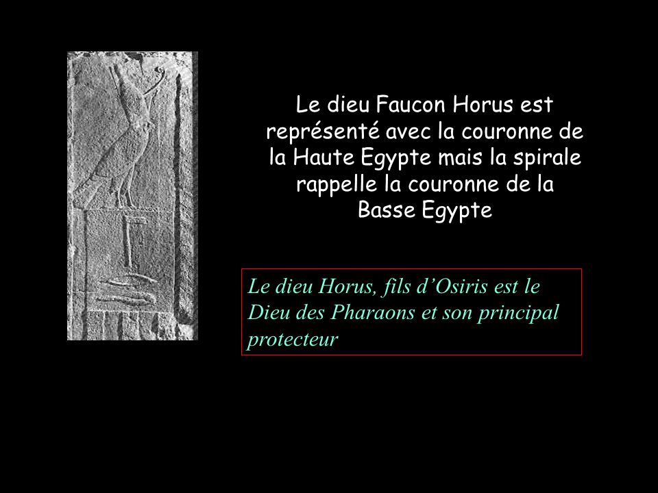 Le dieu Faucon Horus est représenté avec la couronne de la Haute Egypte mais la spirale rappelle la couronne de la Basse Egypte