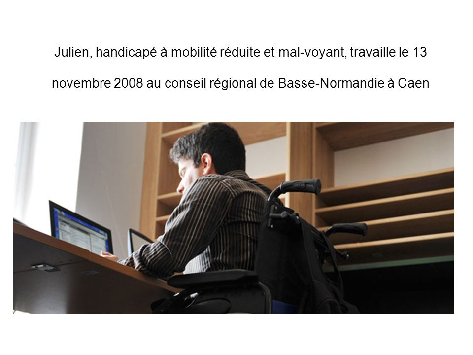 Julien, handicapé à mobilité réduite et mal-voyant, travaille le 13 novembre 2008 au conseil régional de Basse-Normandie à Caen