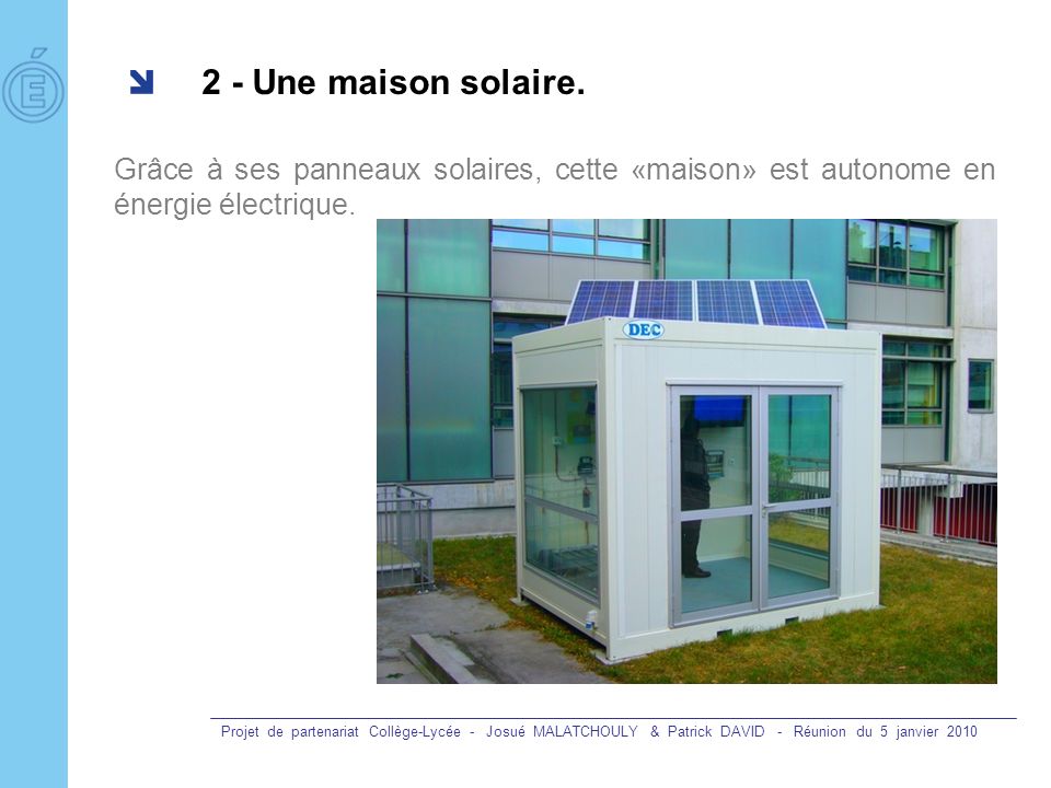 2 - Une maison solaire. Grâce à ses panneaux solaires, cette «maison» est autonome en énergie électrique.