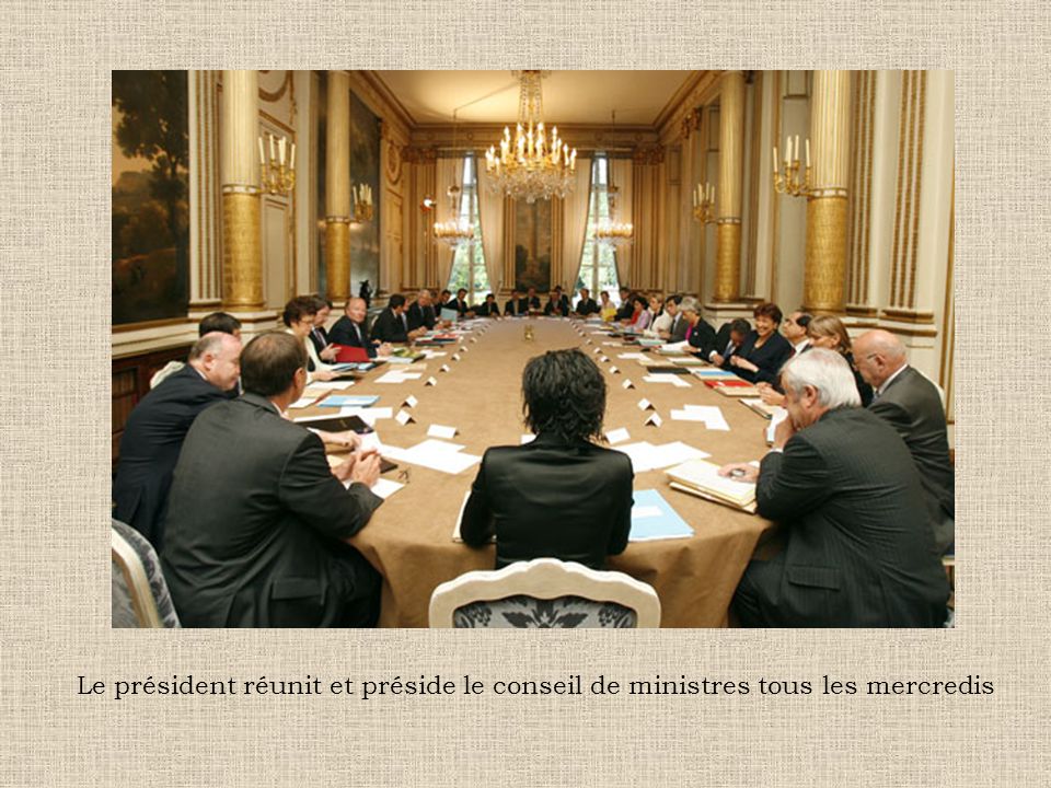 Le président réunit et préside le conseil de ministres tous les mercredis