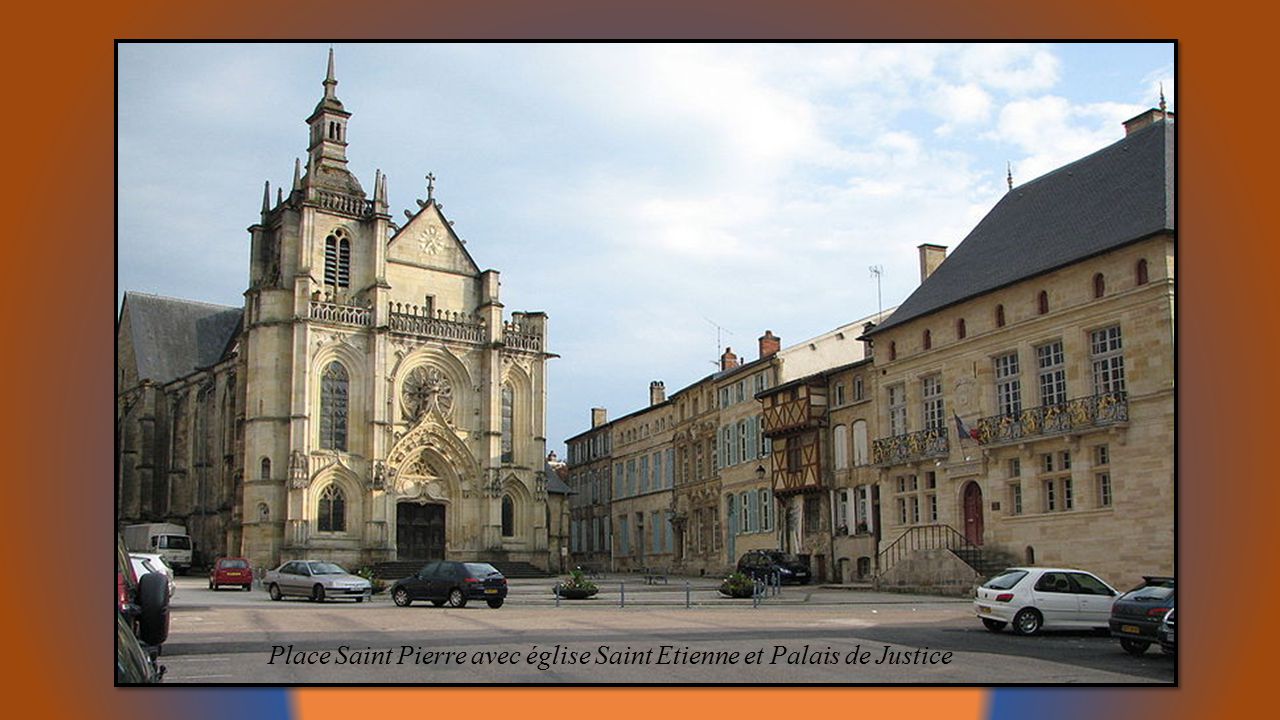 Place Saint Pierre avec église Saint Etienne et Palais de Justice