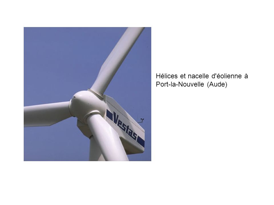 Hélices et nacelle d éolienne à Port-la-Nouvelle (Aude)
