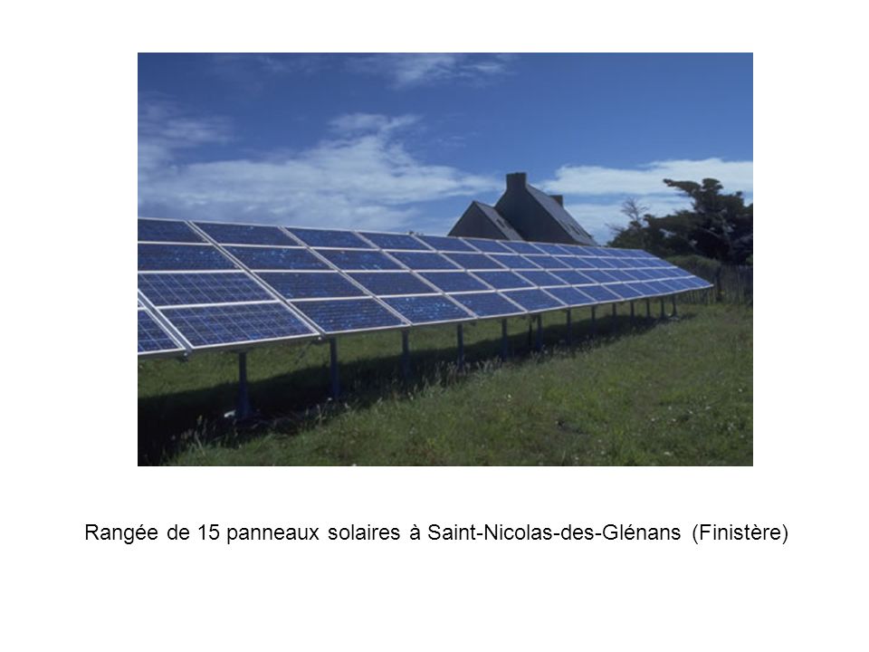 Rangée de 15 panneaux solaires à Saint-Nicolas-des-Glénans (Finistère)