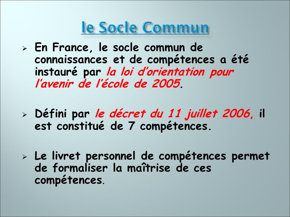 En France, le socle commun de connaissances et de compétences a été instauré par la loi d’orientation pour l’avenir de l’école de 2005.
