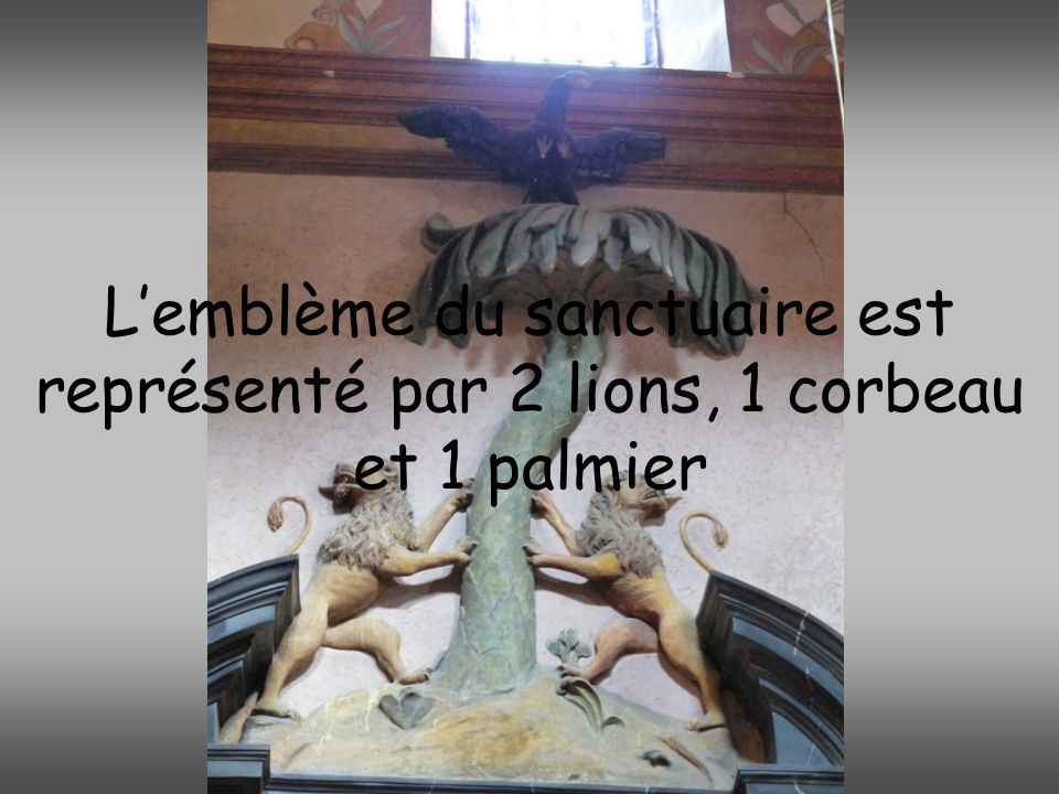 L’emblème du sanctuaire est représenté par 2 lions, 1 corbeau et 1 palmier