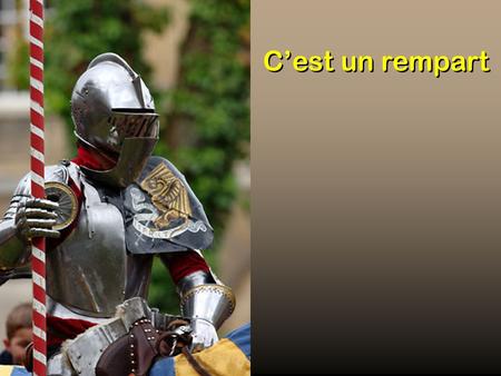 C’est un rempart. C'est un rempart que notre Dieu, Une invincible armure, Notre délivrance en tout lieu, Notre défense sûre. L'ennemi contre nous Redouble.