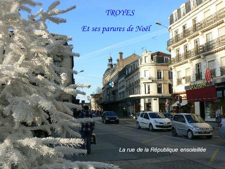 La rue de la République ensoleillée TROYES Et ses parures de Noël.