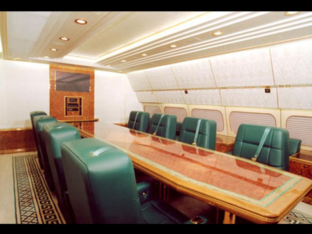 Президентский самолет. Ил-96 президентский борт. Ил 96 салон президента самолёт. Ил-96-300 президентский салон. Самолет президента РФ ил-96-300 внутри.