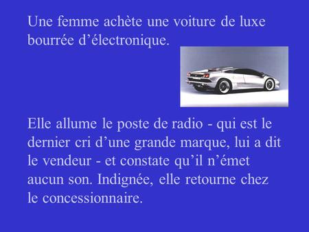 Une femme achète une voiture de luxe bourrée d’électronique. Elle allume le poste de radio - qui est le dernier cri d’une grande marque, lui a dit le.
