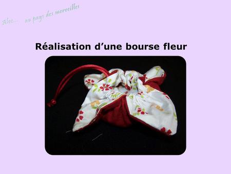 Réalisation d’une bourse fleur. Découpez 2 carrés de 30 cm chacun dans 2 tissus différents. Placez-les endroit contre endroit. Cousez-les ensemble. Laissez.