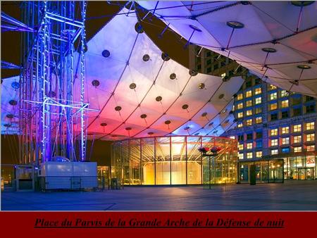 Place du Parvis de la Grande Arche de la Défense de nuit.