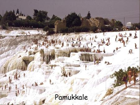 Pamukkale. Pamukkale est une des merveilles naturelles les plus extraordinaires de la Turquie. La grande attraction est cette immensité blanche du rocher.