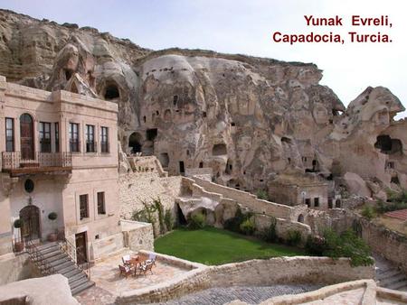 Yunak Evreli, Capadocia, Turcia. In secolele V si VI, cateva mii de comunitati crestine traiau in aceste grote, pe care le sapau in stanca.