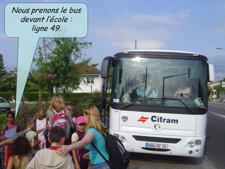 Nous prenons le bus devant l’école : ligne 49..