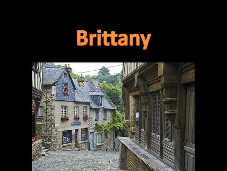 La region s’appelle Bretagne. C’est situe en nord-ouest France. La capitale est Rennes. La region a roches et montagnes. Touristiques est tres bien en.