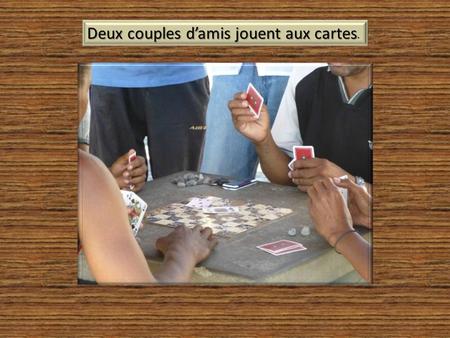 Deux couples d’amis jouent aux cartes.