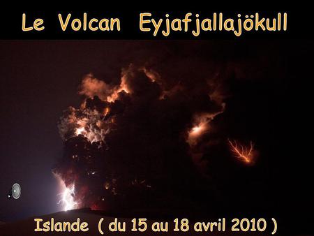Les premières fumerolles Premiers éclairs au-dessus du Volcan.